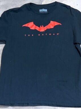 Men’s The Batman Black Tee with Red Bat Logo Size Large (42-44) EUC